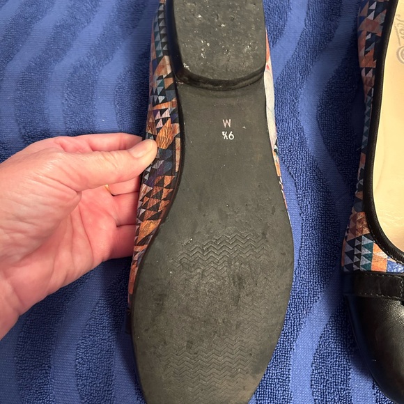 Jeon,size 9 1/2, Artsy flat,black toe cap with multi color Gustav Klimt artwork - Picture 4 of 7